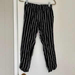 Lightweight black and white striped cropped pants